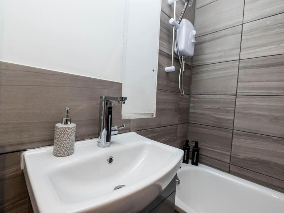 1 Bedroom-Sofabed-Worktable-4-Wifi-Parking Londres Exterior foto